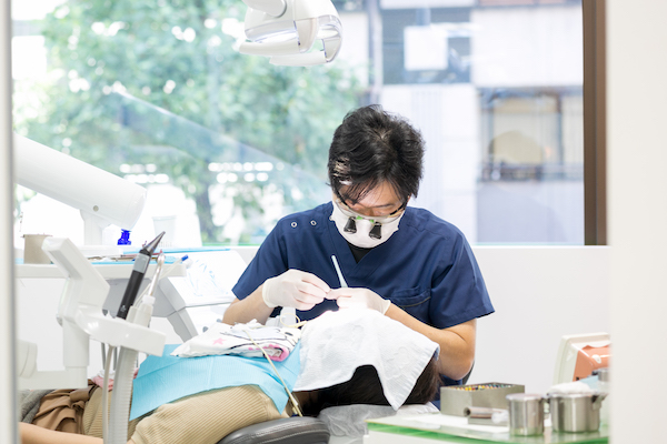 口腔外科にて経験を積んだ歯科医師が対応